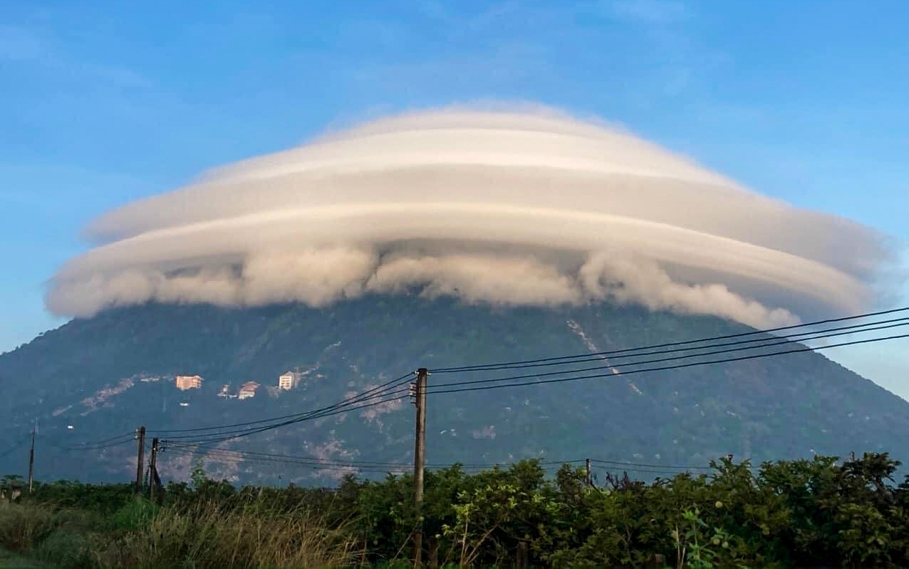 Cận cảnh mây thấu kính kỳ thú cực hiếm gặp ‘vờn’ đỉnh núi Bà Đen