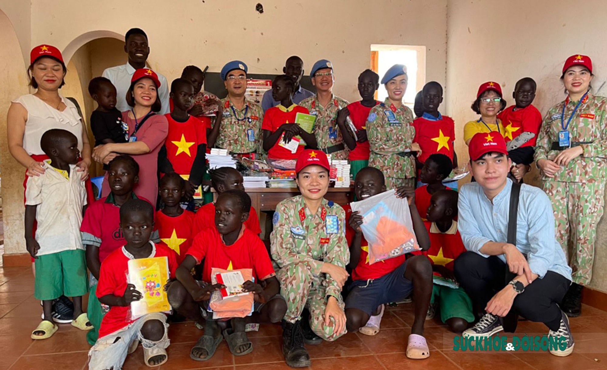 Bác sĩ &quot;mũ nồi xanh&quot; Việt Nam tặng sách vở cho học sinh tại Nam Xu - Đăng - Ảnh 3.