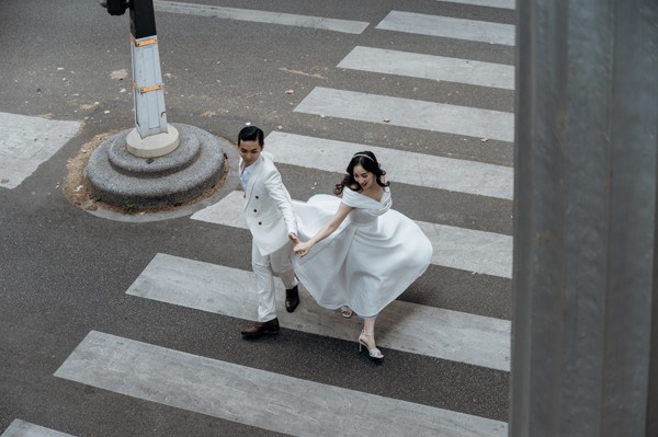 Ảnh cưới ở Paris tuyệt đẹp của Khánh Thi - Phan Hiển: Cô dâu trẻ trung xứng đôi chú rể kém tuổi - Ảnh 10.