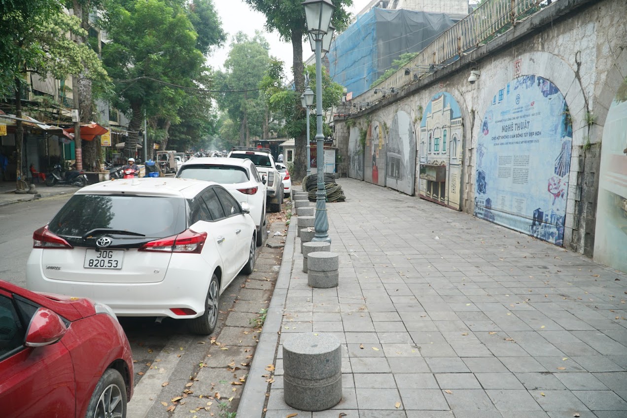 Báo động tình trạng tranh bích họa trên phố Phùng Hưng dân xuống cấp - Ảnh 7.