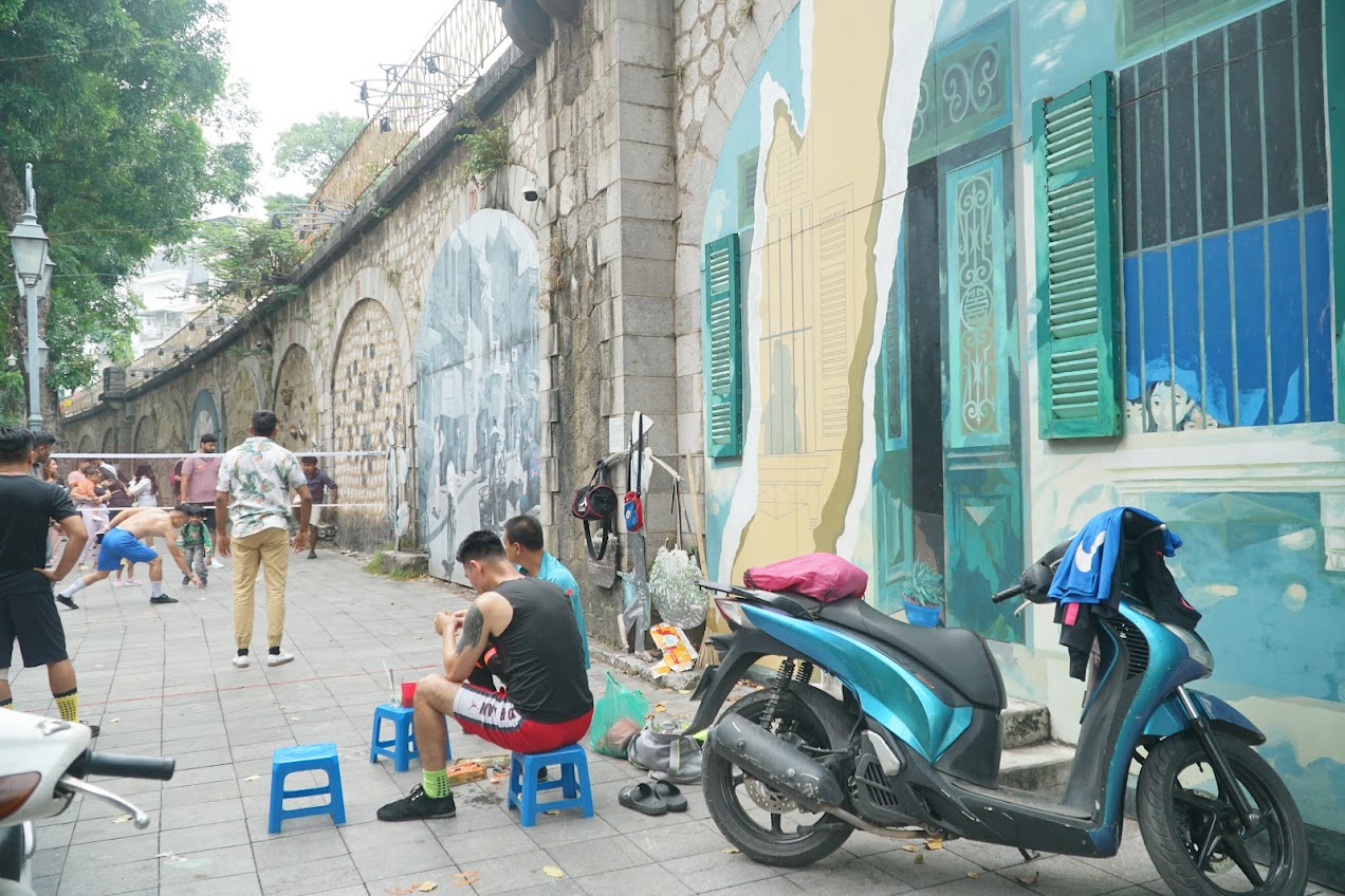 Báo động tình trạng tranh bích họa trên phố Phùng Hưng dân xuống cấp - Ảnh 12.