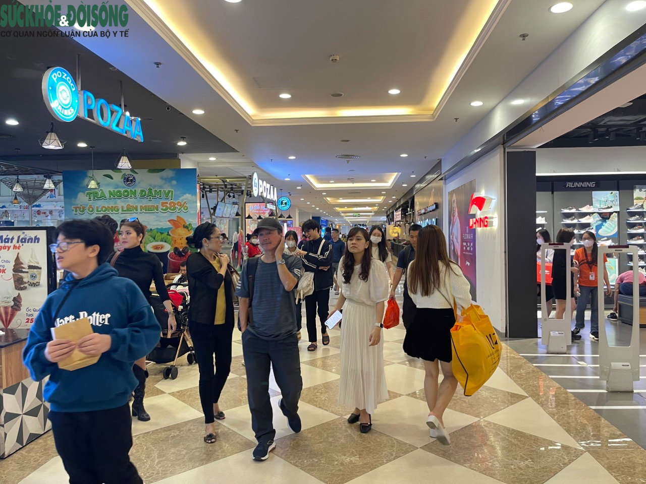 Người Hà Nội đổ bộ trung tâm thương mại 'săn sale' Black Friday - Ảnh 1.