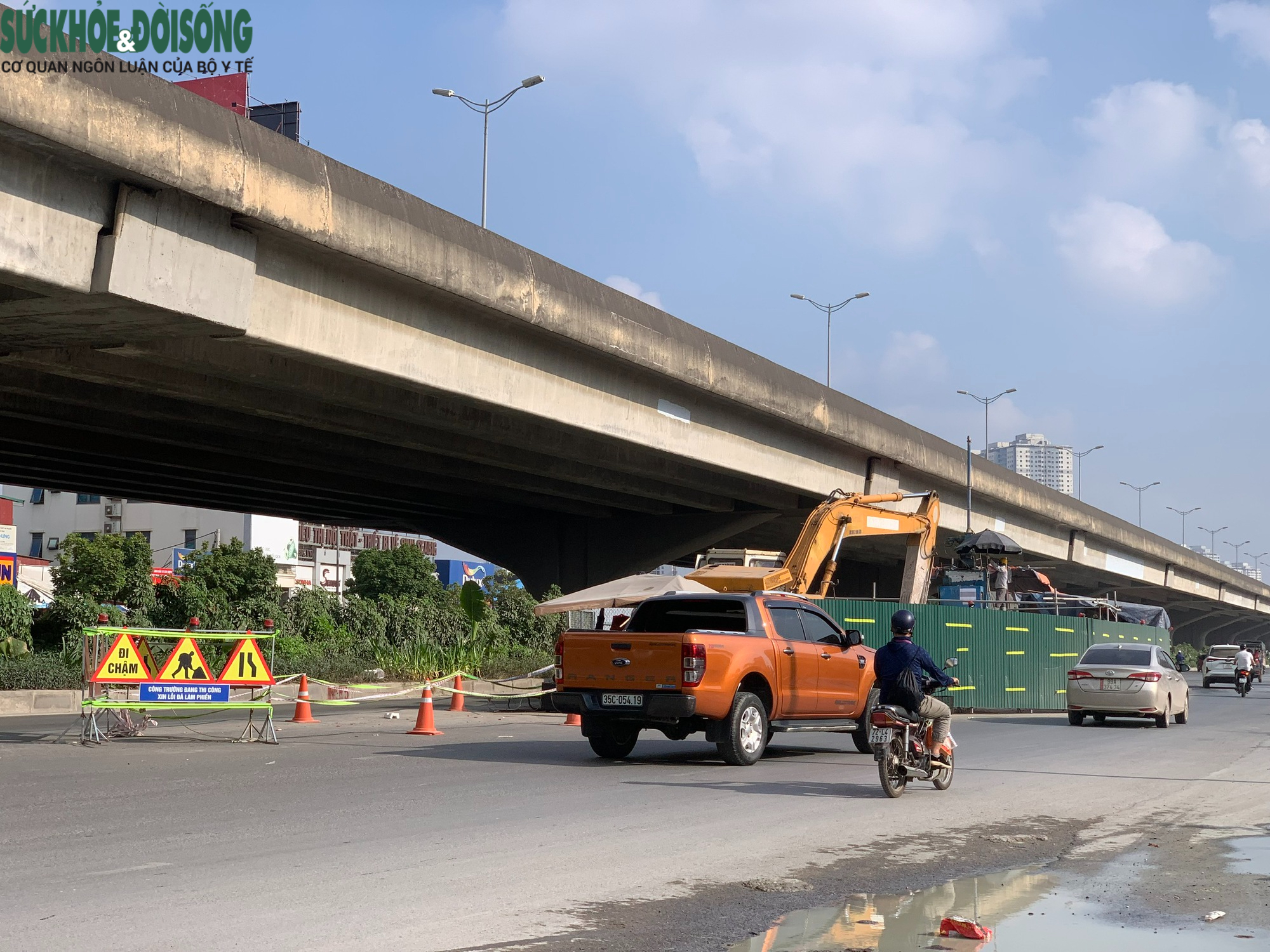 'Mở lối' rào chắn thi công gây ùn tắc giao thông trên đường Nguyễn Xiển - Ảnh 2.