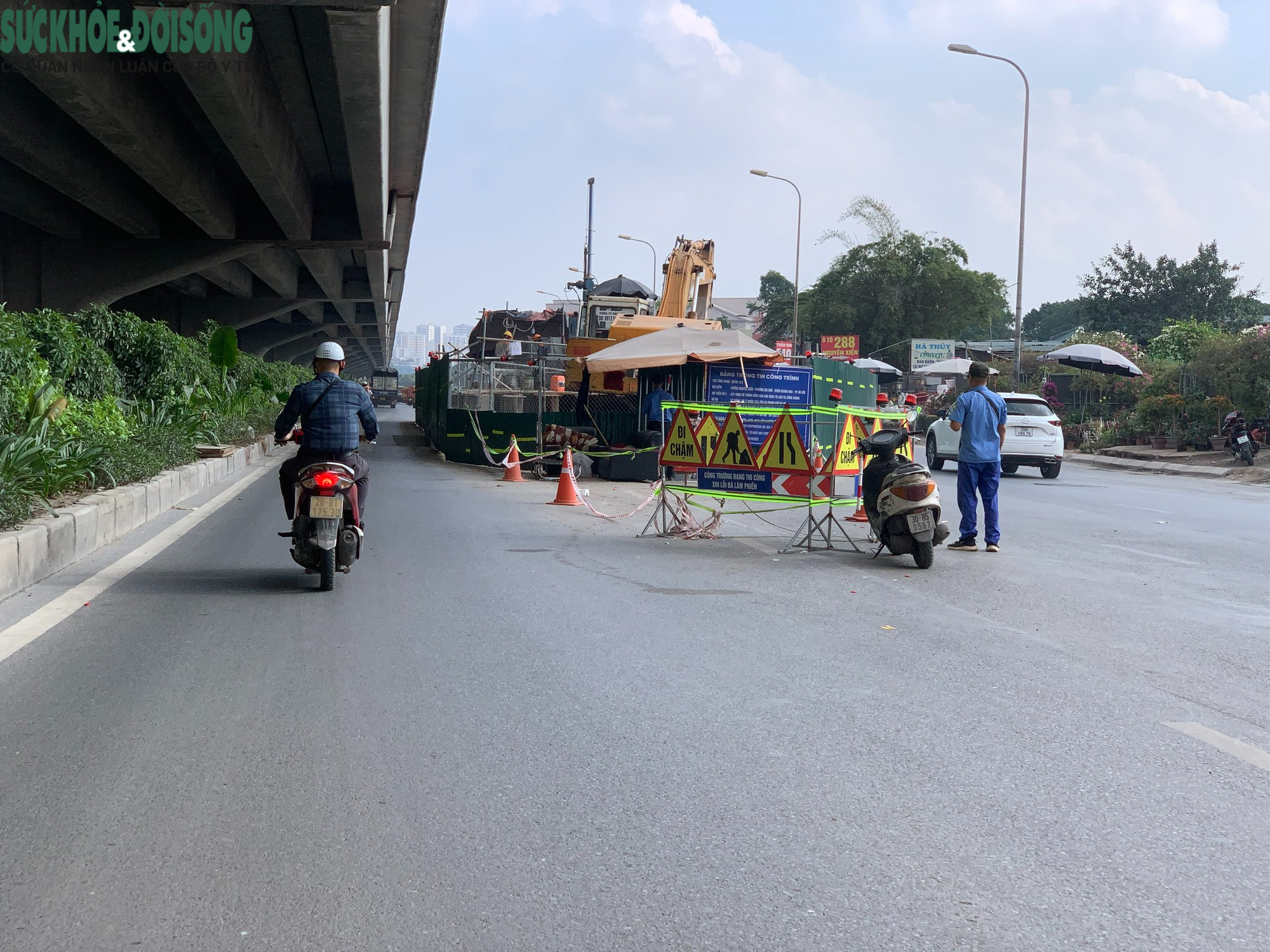 'Mở lối' rào chắn thi công gây ùn tắc giao thông trên đường Nguyễn Xiển - Ảnh 3.