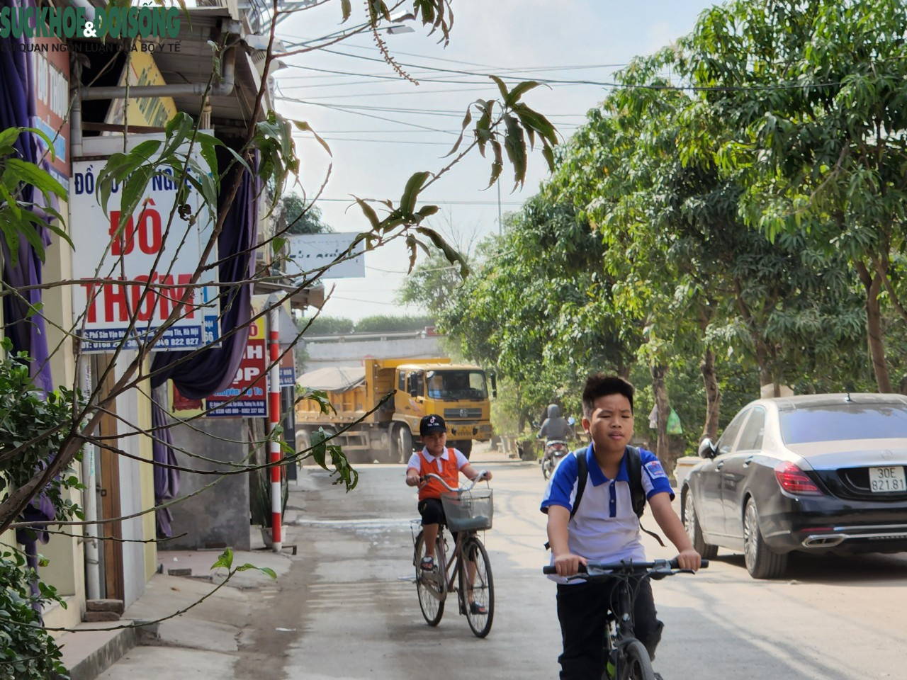 Học sinh Hà Nội ‘khóc thét’ trước cảnh hàng trăm xe tải hạng nặng chạy kín đường - Ảnh 3.