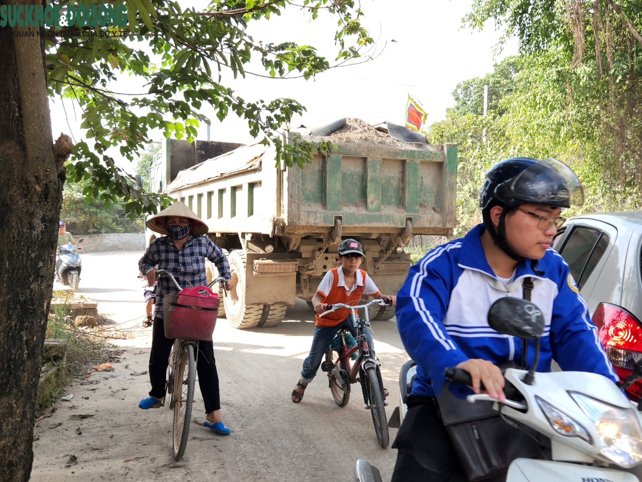 Học sinh Hà Nội ‘khóc thét’ trước cảnh hàng trăm xe tải hạng nặng chạy kín đường - Ảnh 4.