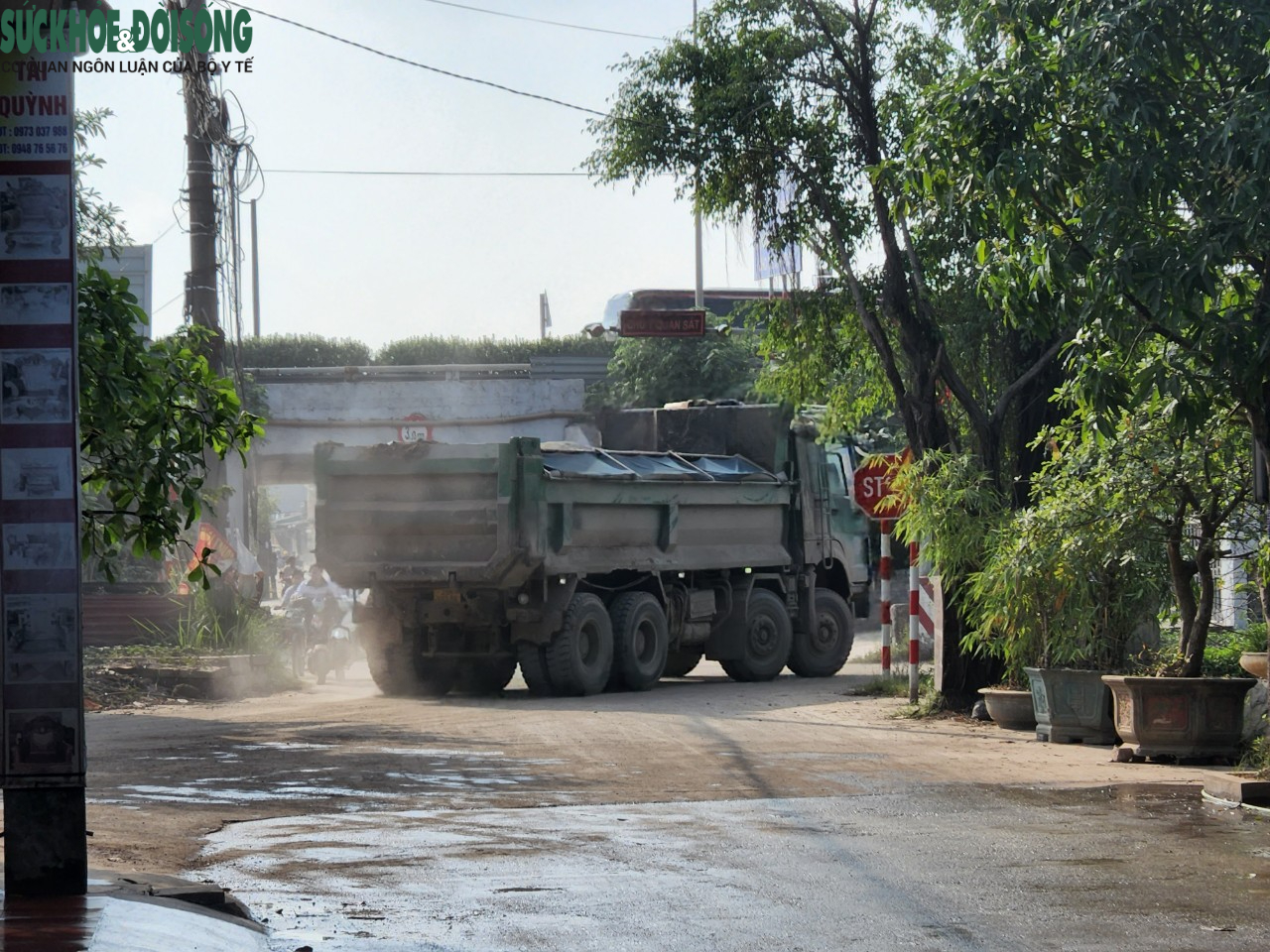 Học sinh Hà Nội ‘khóc thét’ trước cảnh hàng trăm xe tải hạng nặng chạy kín đường - Ảnh 15.