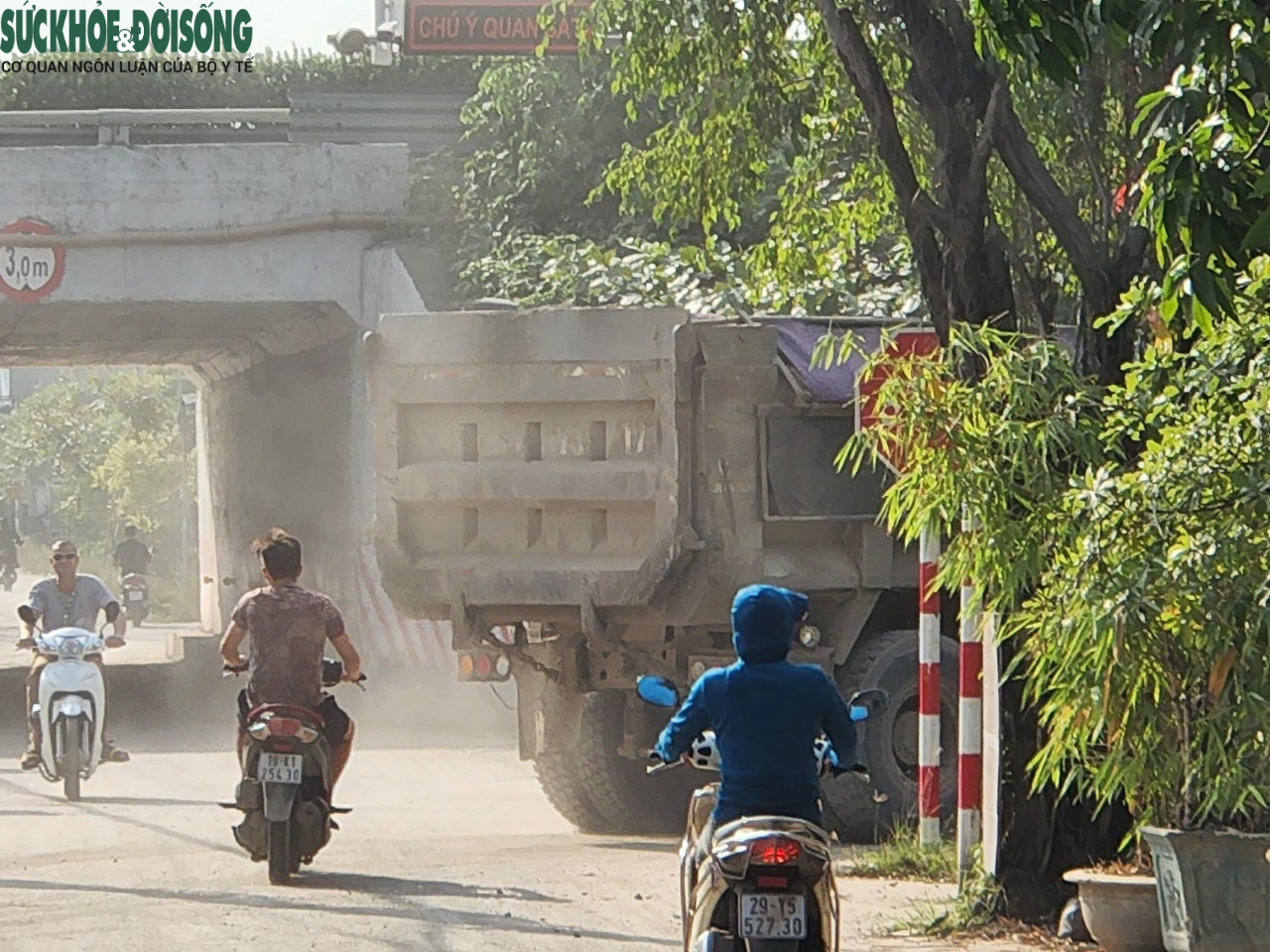 Học sinh Hà Nội ‘khóc thét’ trước cảnh hàng trăm xe tải hạng nặng chạy kín đường - Ảnh 16.