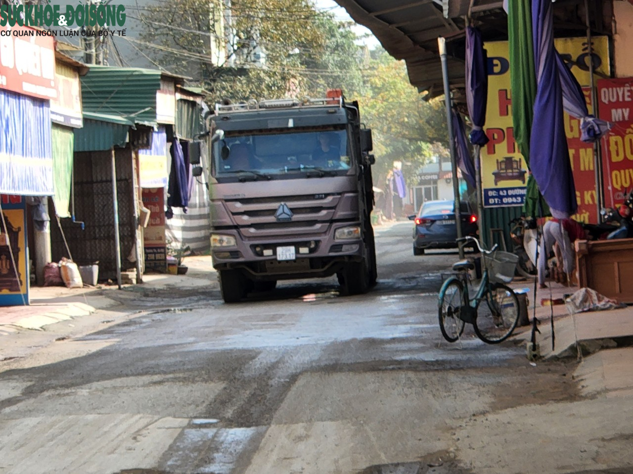 Học sinh Hà Nội ‘khóc thét’ trước cảnh hàng trăm xe tải hạng nặng chạy kín đường - Ảnh 8.
