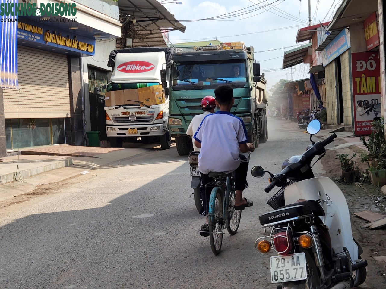 Học sinh Hà Nội ‘khóc thét’ trước cảnh hàng trăm xe tải hạng nặng chạy kín đường - Ảnh 9.