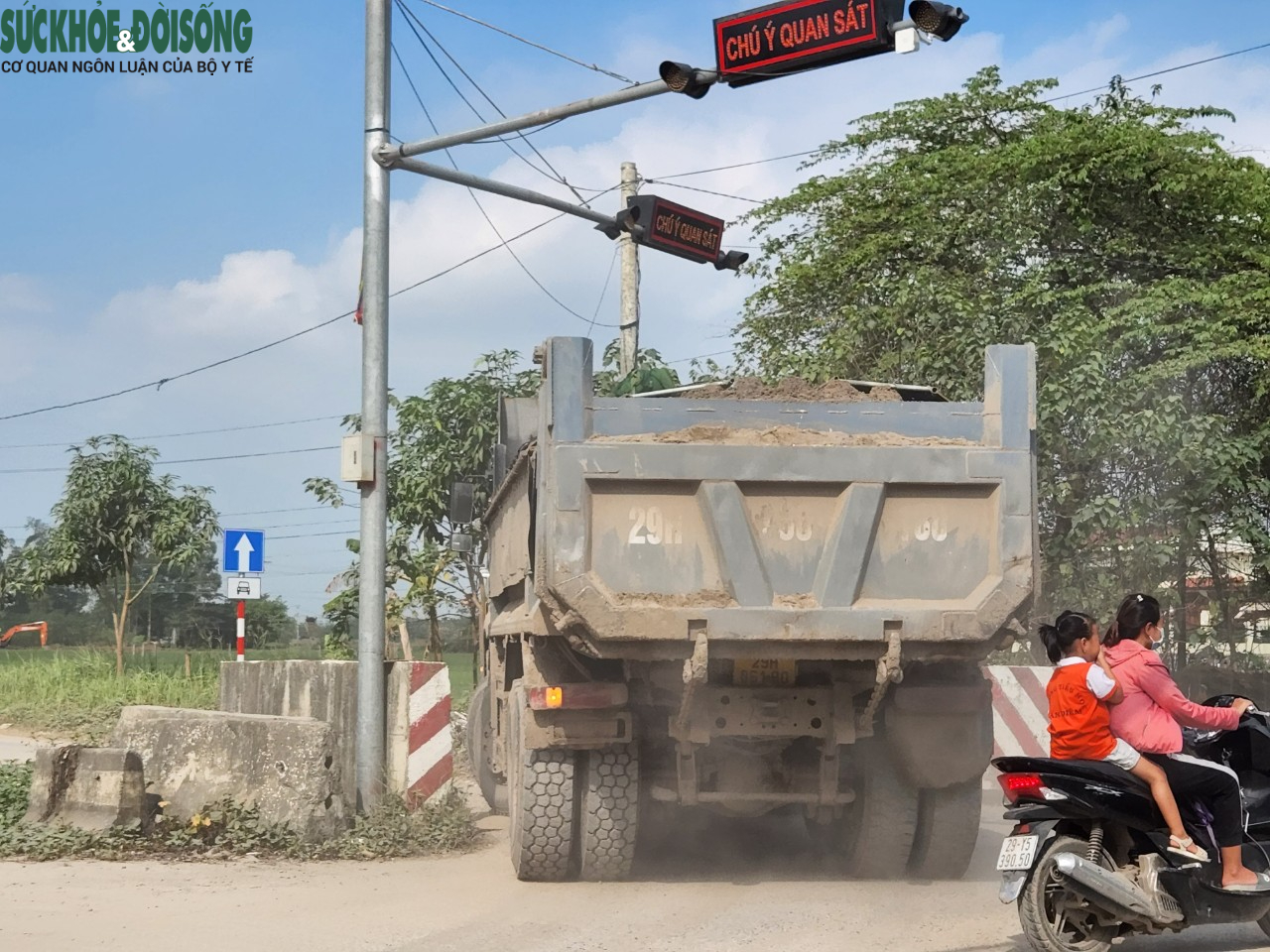 Học sinh Hà Nội ‘khóc thét’ trước cảnh hàng trăm xe tải hạng nặng chạy kín đường - Ảnh 12.