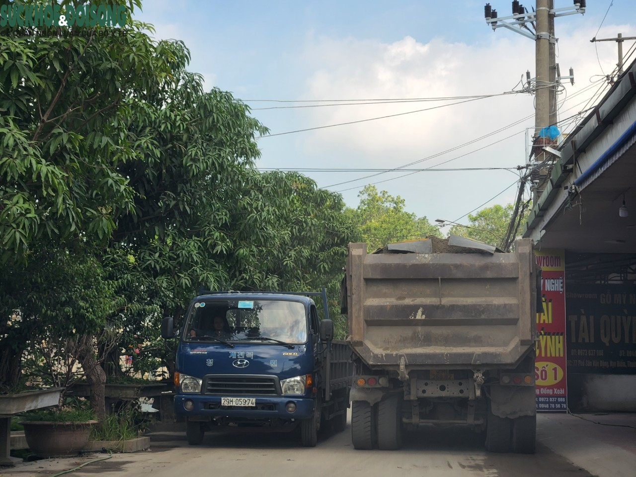 Học sinh Hà Nội ‘khóc thét’ trước cảnh hàng trăm xe tải hạng nặng chạy kín đường - Ảnh 6.