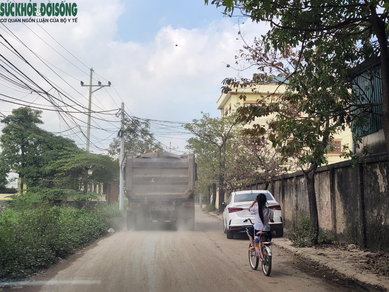 Học sinh Hà Nội ‘khóc thét’ trước cảnh hàng trăm xe tải hạng nặng chạy kín đường - Ảnh 13.