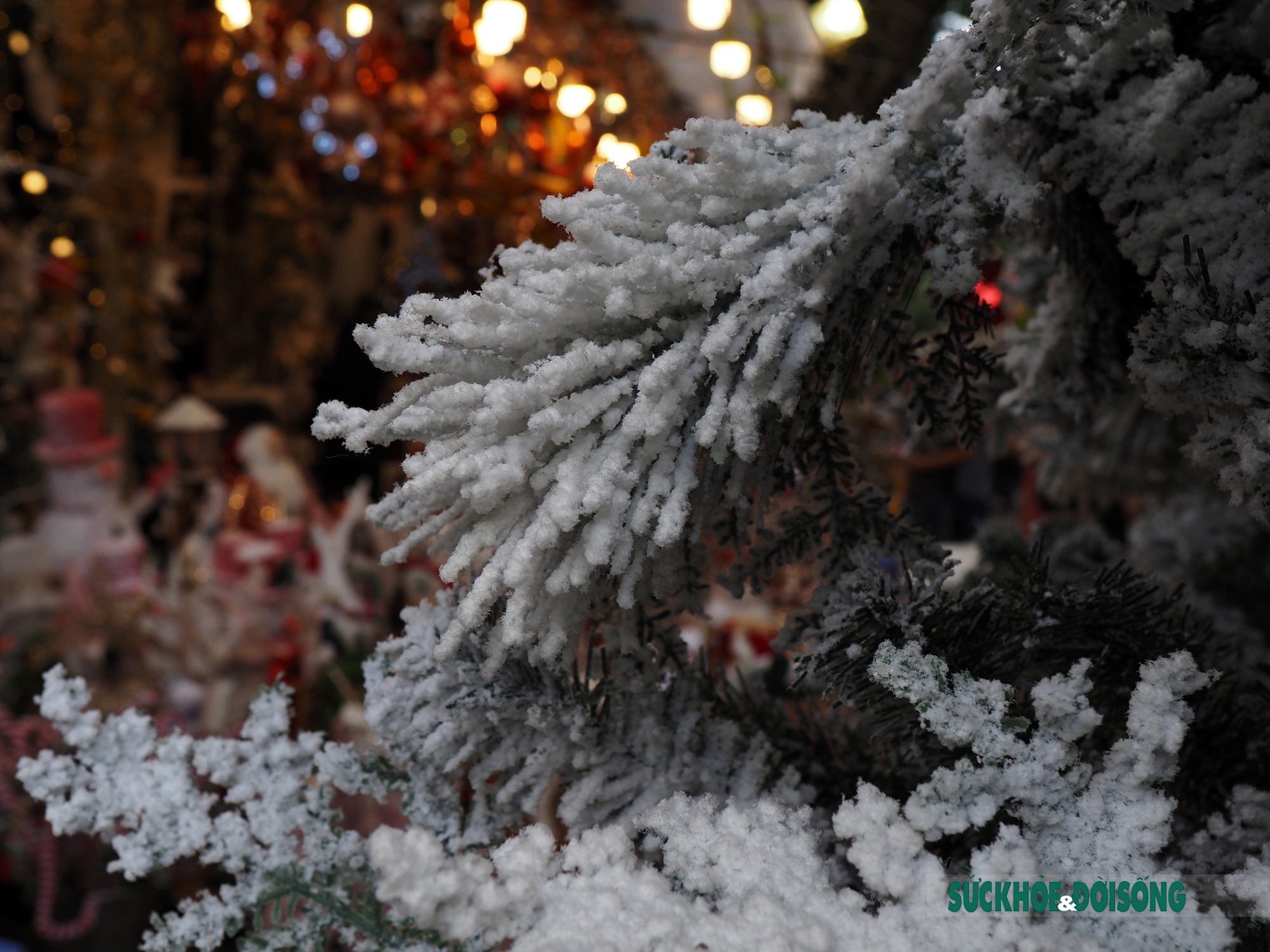Tuyết phố cổ đem đến cho bạn cảm giác đặc biệt và kỳ diệu trong mùa lễ hội Giáng sinh. Những con phố rực rỡ đèn, những hàng cây thông trang trí lấp lánh và những đường cong của phố cổ phủ lên màu trắng xóa của tuyết làm bạn mê đắm. Đến và cảm nhận sự yên bình và tuyệt vời của tuyết phố cổ trong mùa lễ hội.
