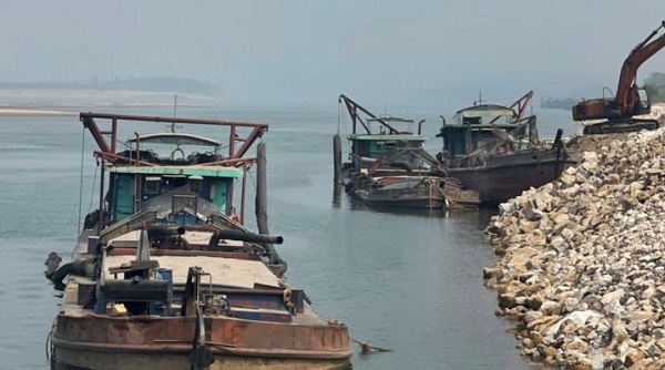 Bắt quả tang nhóm cát tặc “lộng hành” trên khúc sông thưa vắng - Ảnh 1.