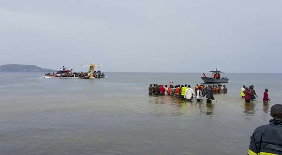 Tanzania: Hiện trường thảm kịch máy bay chở 43 người lao xuống hồ Victoria - Ảnh 2.