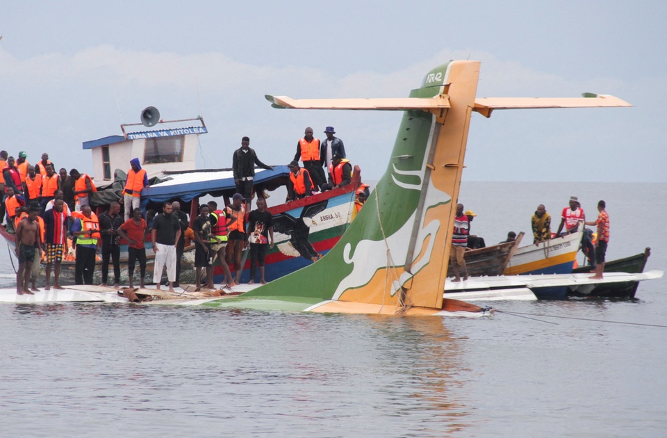 Tanzania: Hiện trường thảm kịch máy bay chở 43 người lao xuống hồ Victoria - Ảnh 4.