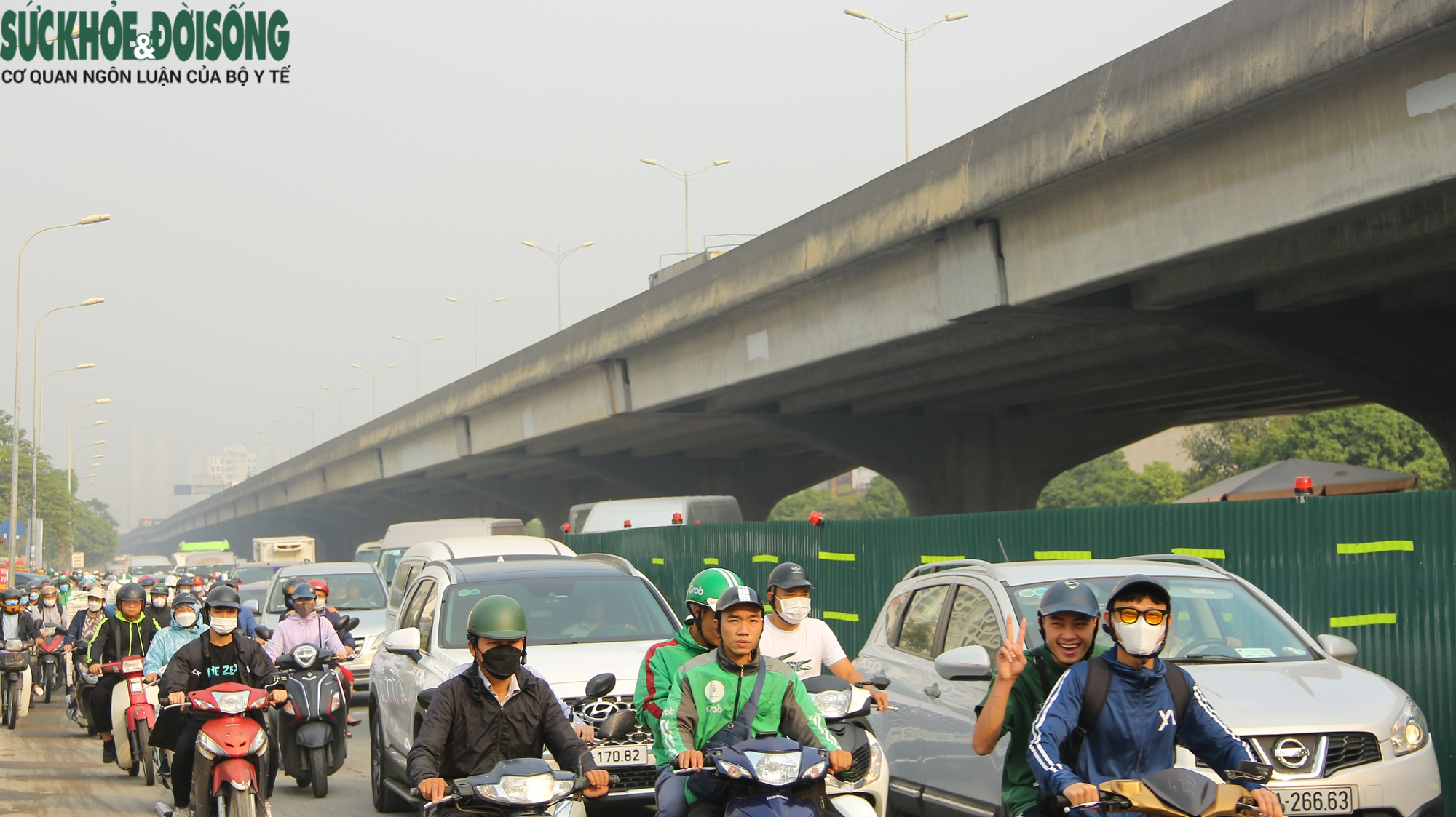 Người dân khốn khổ vì 'rào chắn thi công' - Ảnh 7.