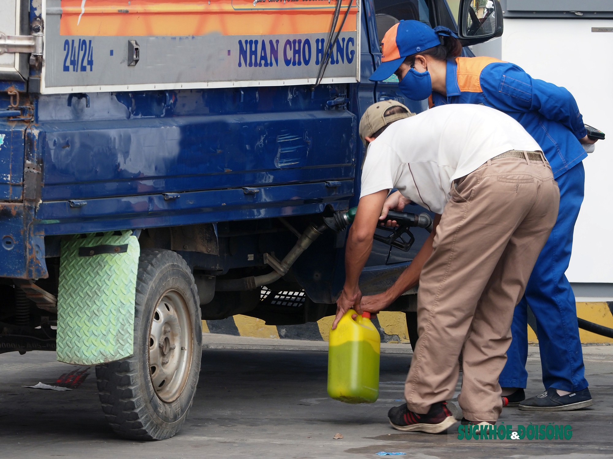 Bất chấp nguy hiểm, người Hà Nội vẫn xách can nhựa lủng lẳng đi mua xăng - Ảnh 16.