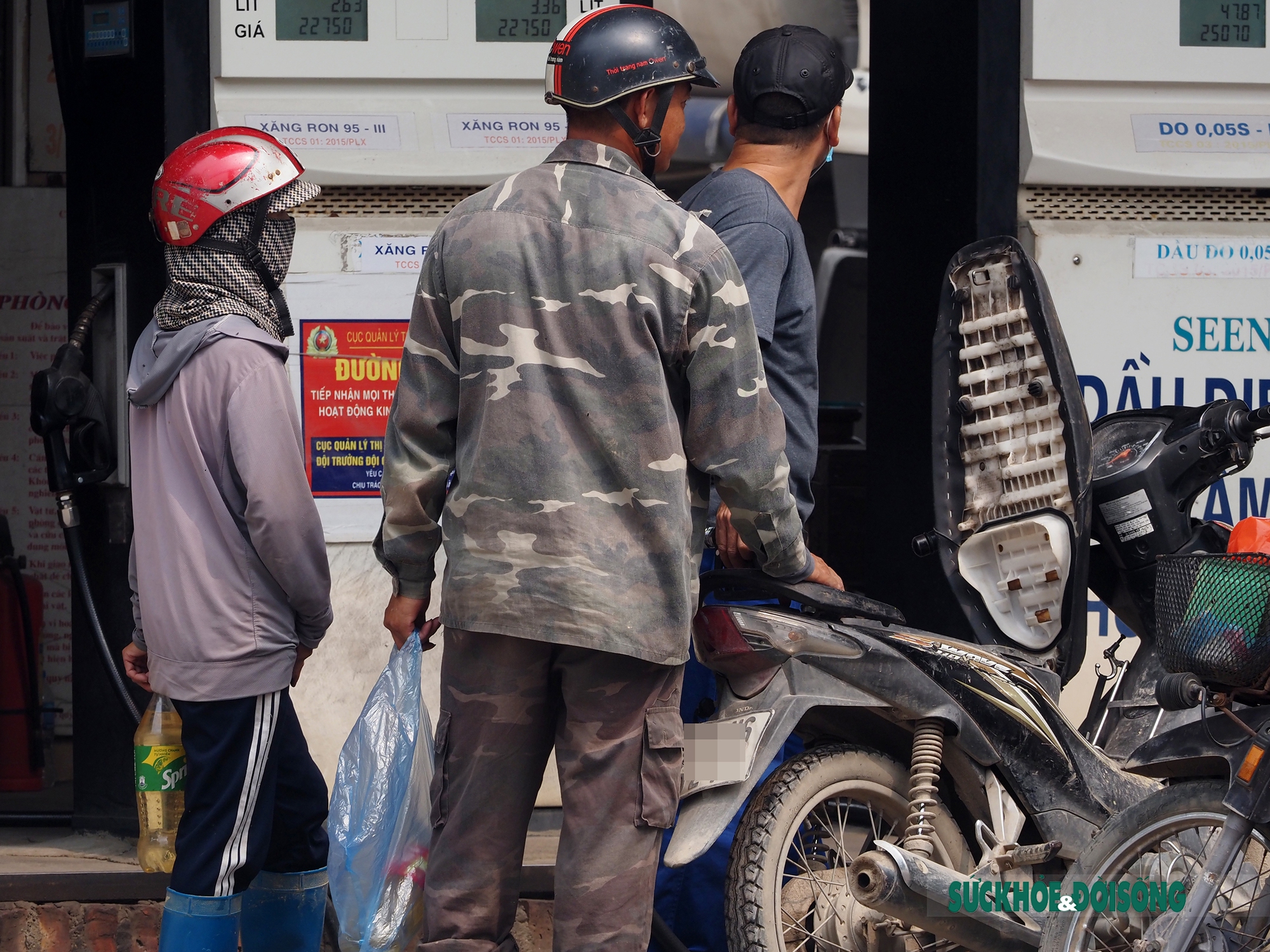 Bất chấp nguy hiểm, người Hà Nội vẫn xách can nhựa lủng lẳng đi mua xăng - Ảnh 8.