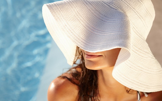 Cách bảo vệ tóc khỏi hư tổn dưới nắng thu