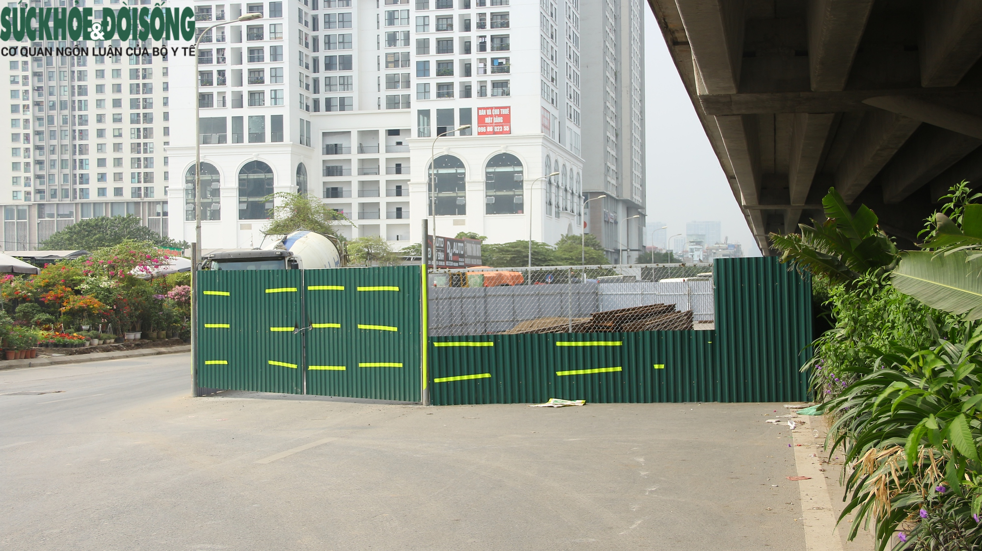 Sở GTVT Hà Nội yêu cầu sớm thu hẹp rào chắn thi công trên đường Nguyễn Xiển - Ảnh 1.