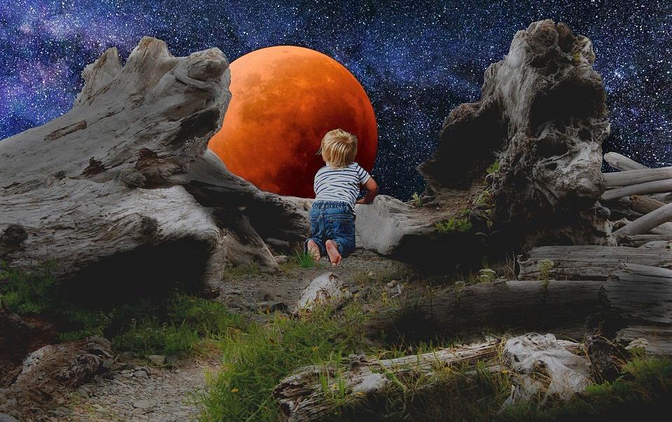 Trăng máu, thông điệp của sự may mắn và sự trân trọng cuộc sống, hãy cùng ngắm nhìn bức ảnh này để tìm ra ý nghĩa sâu xa của nó. Những đốm sáng của trăng hòa quyện với sắc đỏ của bầu trời, tạo nên một bức tranh tuyệt đẹp giữa đêm tối.