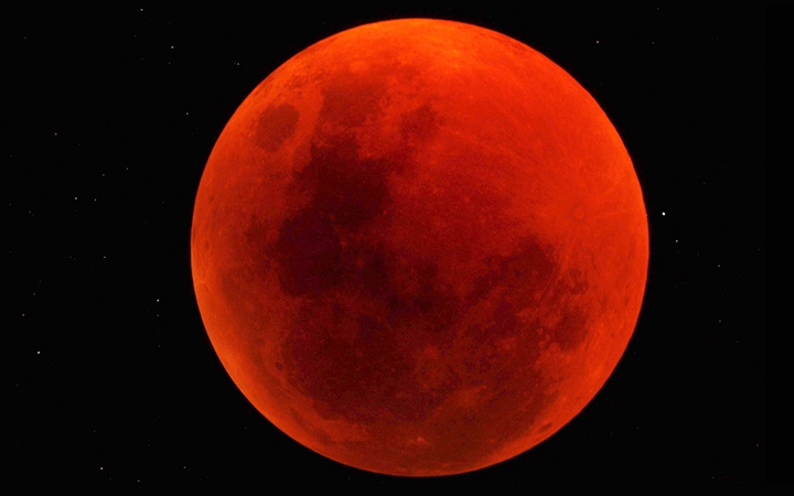 Hôm nay có nguyệt thực toàn phần, mặt trăng chuyển màu đỏ như máu