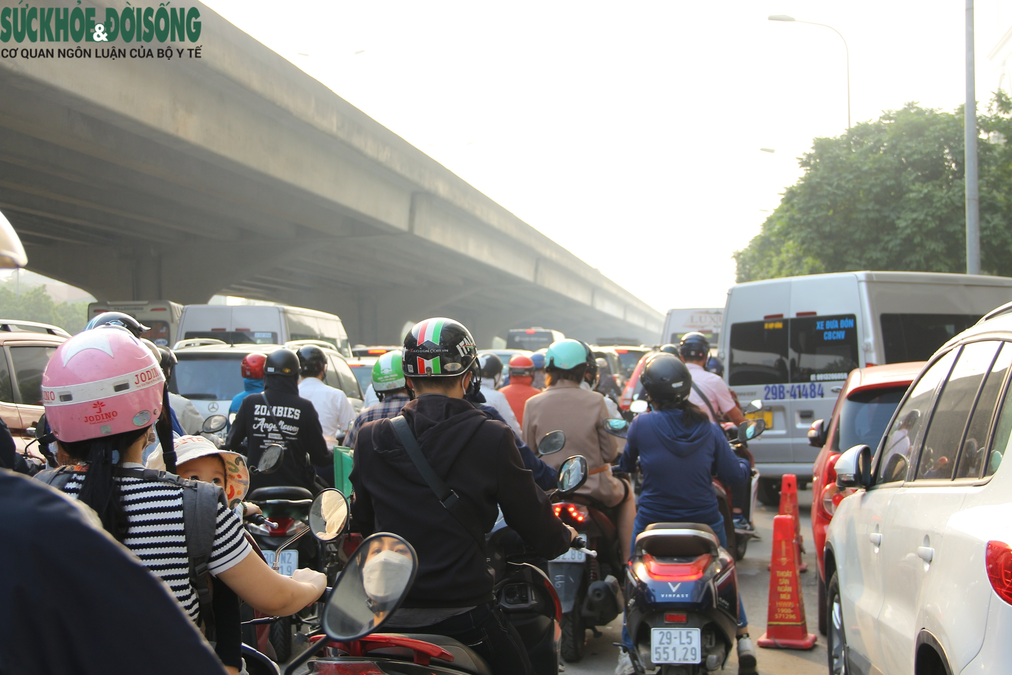 Người dân &quot;hiến kế&quot; vụ rào chắn thi công đường Nguyễn Xiển, Hà Nội khẳng định không thể - Ảnh 5.