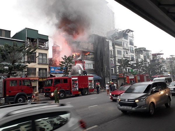 Nhanh chóng dập tắt đám cháy nhà dân trên phố Minh Khai - Ảnh 2.