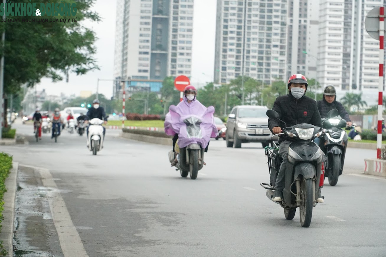 Người dân 'trang bị' thêm áo ấm trong ngày đầu Thủ đô trở lạnh - Ảnh 3.