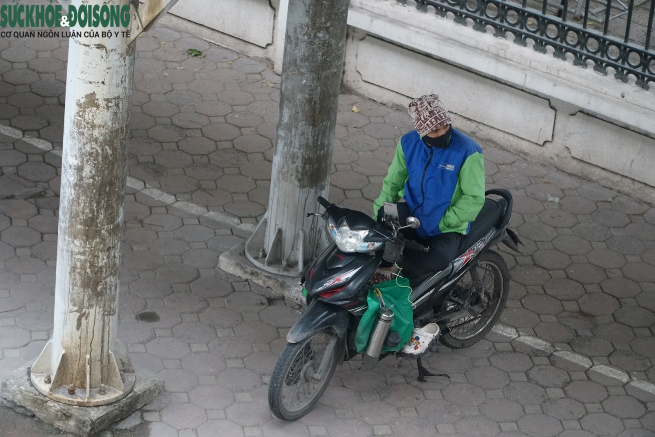 Người dân 'trang bị' thêm áo ấm trong ngày đầu Thủ đô trở lạnh - Ảnh 12.