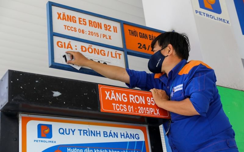 Giá xăng dầu tiếp tục giảm hơn 1.000 đồng mỗi lít