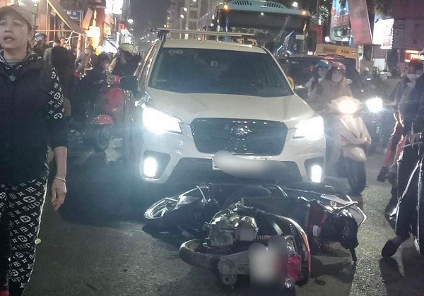 “Ô tô điên” đâm nhiều xe máy trên phố Bạch Mai - Ảnh 2.