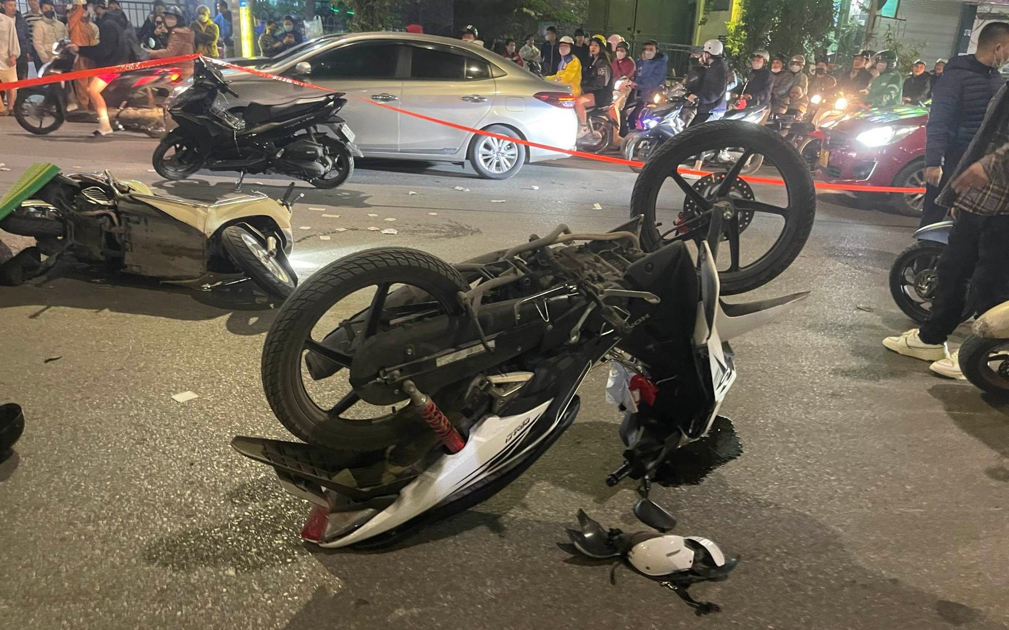 Tài xế Mercedes S450 mất lái đâm BMW và loạt xe máy trên phố Hà Nội  Báo  Dân trí