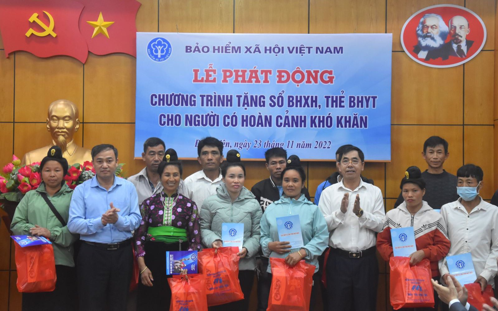 Đã có 46,8 tỷ đồng cho Chương trình tặng sổ BHXH, thẻ BHYT tới người có hoàn cảnh khó khăn