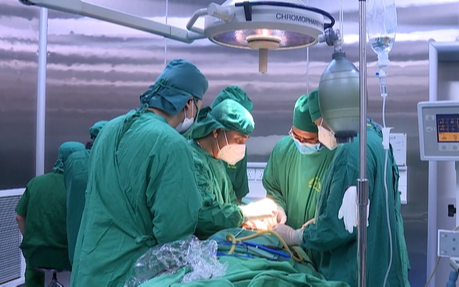 Ghép xương sụn sườn tự thân cho nam thanh niên bị gãy lồi cầu cao xương hàm dưới