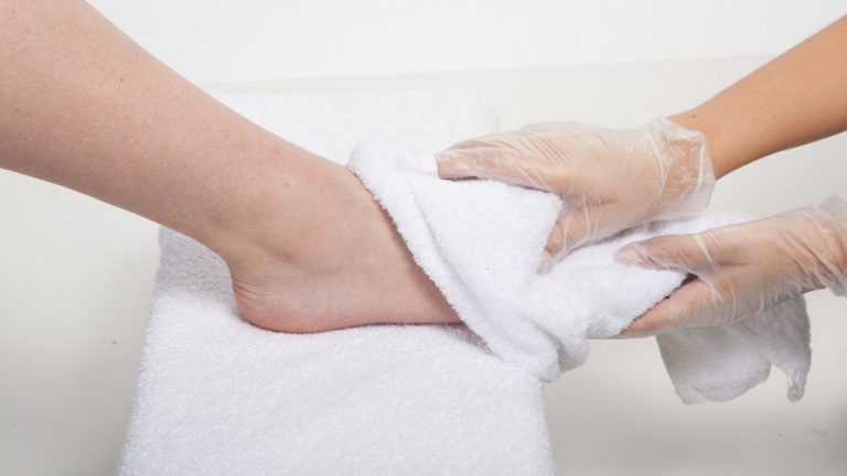 7 bước quan trọng bảo vệ bàn chân ở người bệnh đái tháo đường trong mùa lạnh - Ảnh 4.
