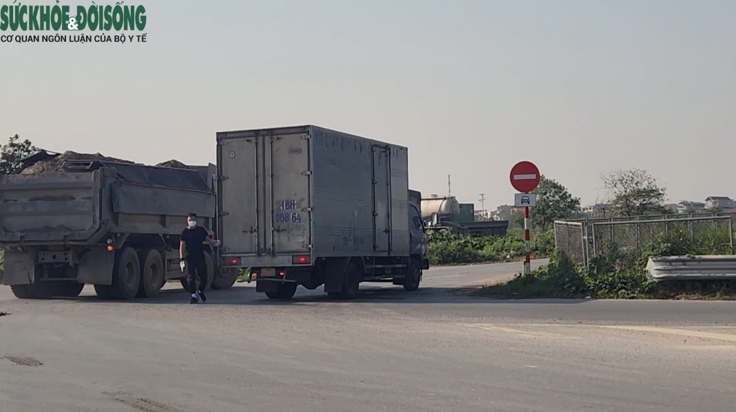 Xe cơi thùng, ‘có ngọn’ đi ngược chiều, uy hiếp an toàn của học sinh Hà Nội - Ảnh 2.
