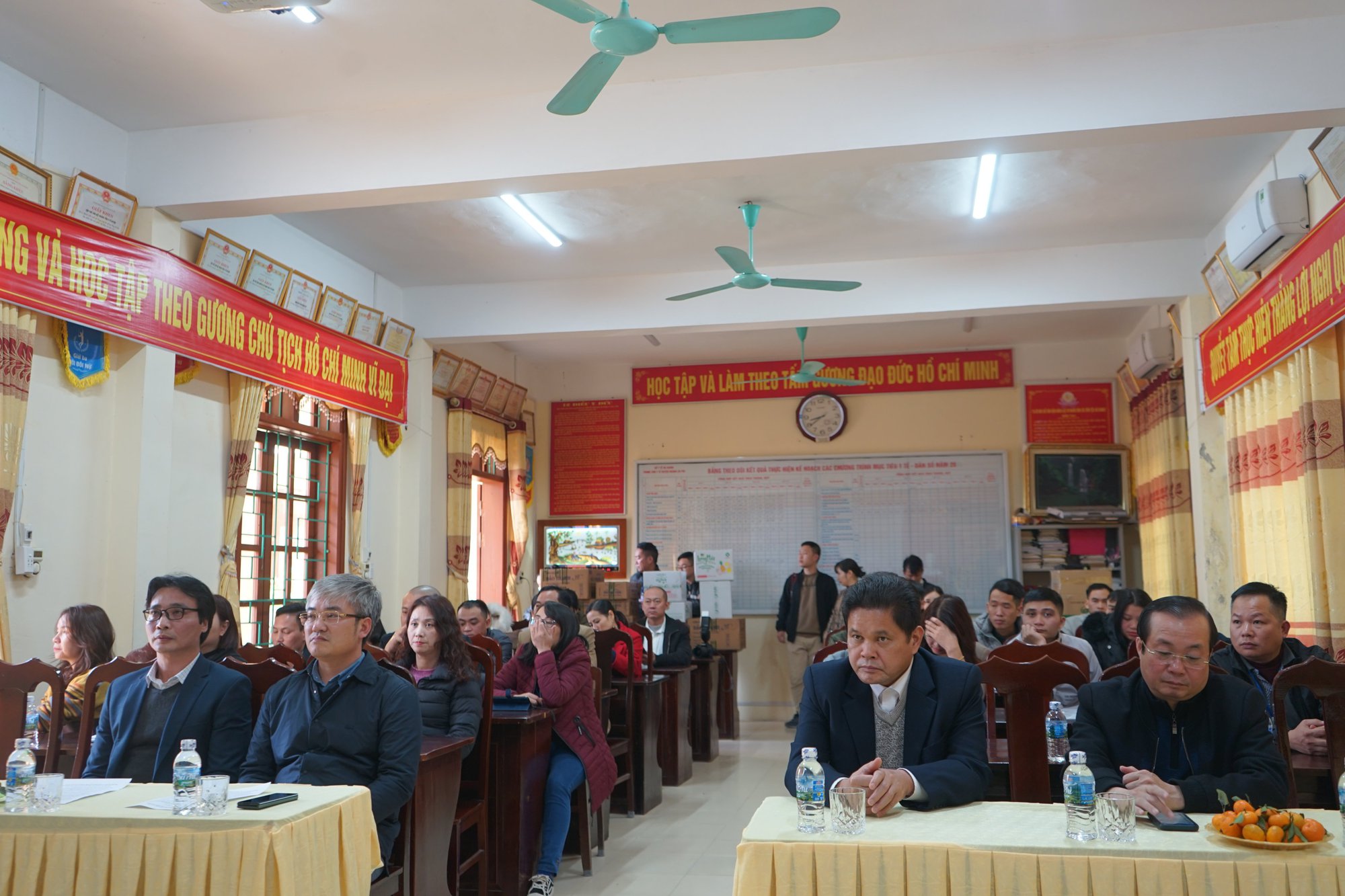 Chương trình thiện nguyện “Tết ấm vùng cao” trao và tặng quà cho 10 trạm y tế của huyện Hoàng Su Phì - Ảnh 3.