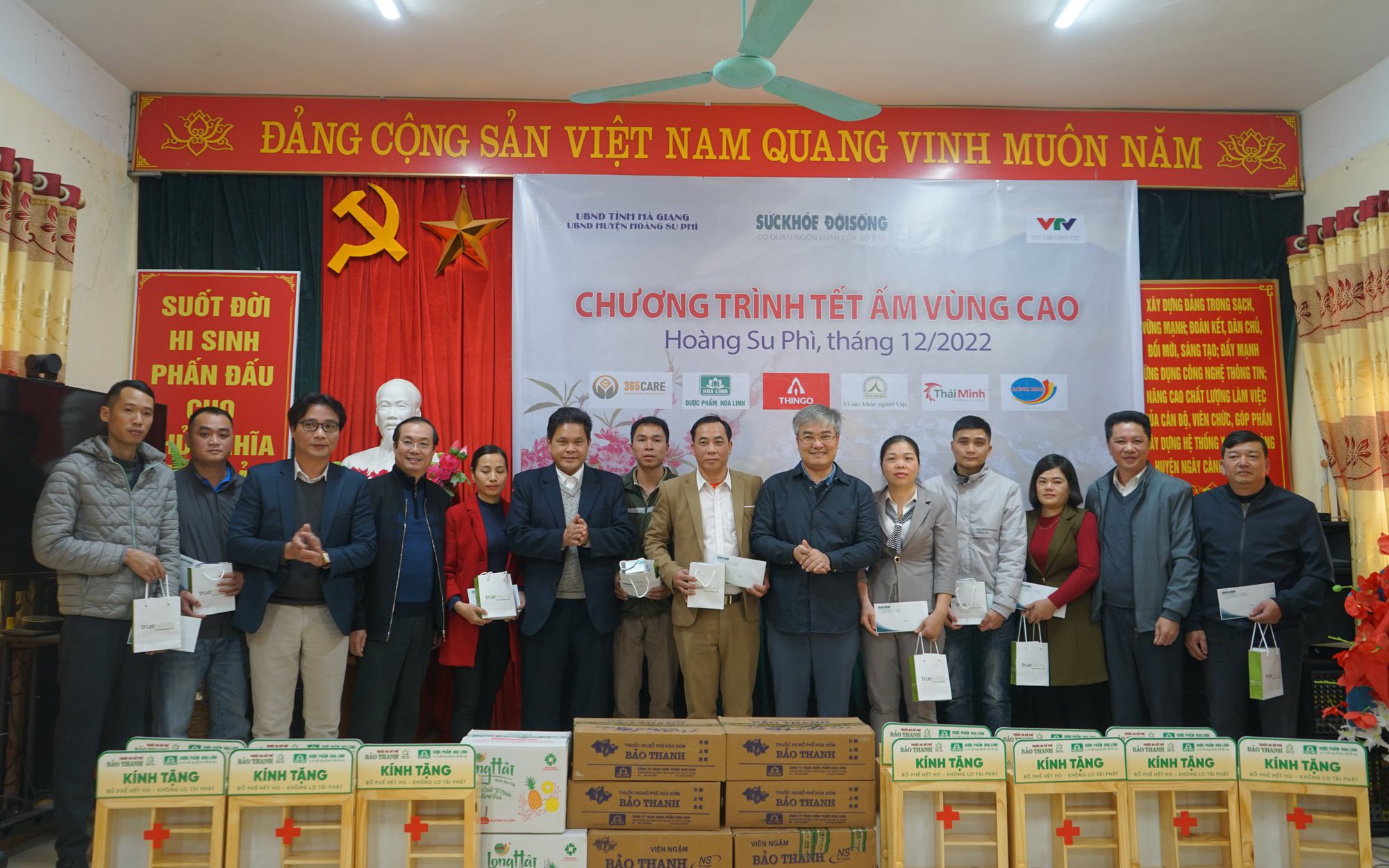 Chương trình thiện nguyện “Tết ấm vùng cao” tặng quà cho 10 trạm y tế của huyện Hoàng Su Phì