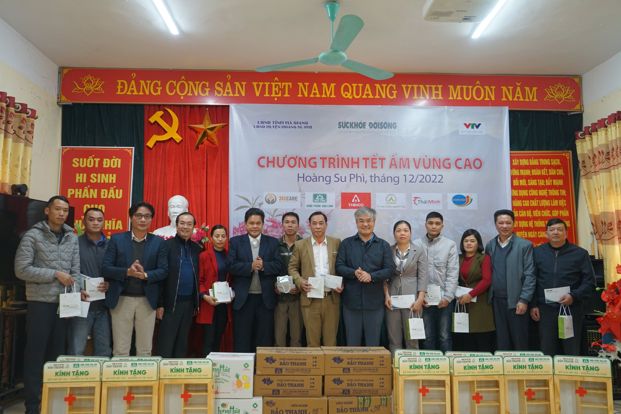 Chương trình thiện nguyện “Tết ấm vùng cao” trao và tặng quà cho 10 trạm y tế của huyện Hoàng Su Phì - Ảnh 5.