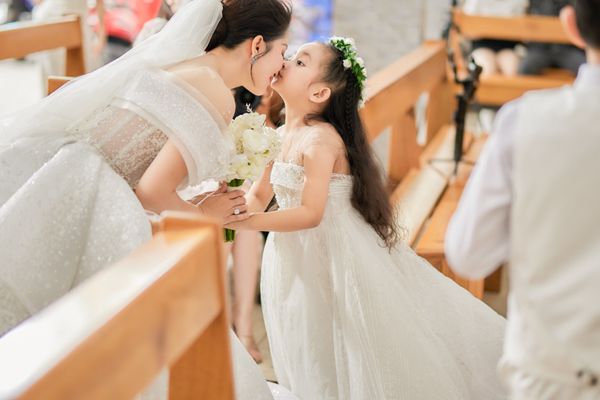 Đám cưới tại nhà thờ của Khánh Thi - Phan Hiển: Cô dâu bật khóc nói điều khiến ai cũng xót xa - Ảnh 5.