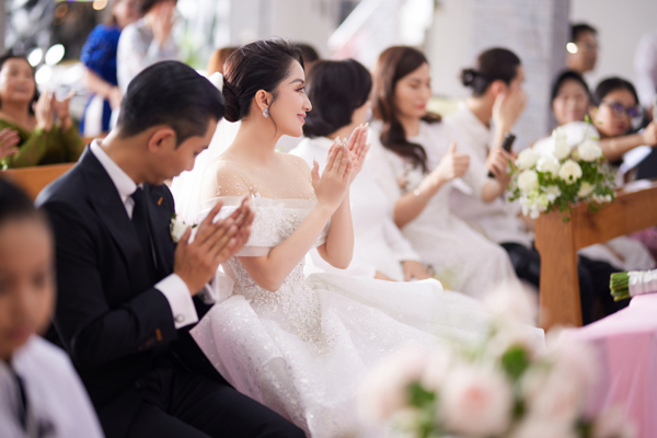 Đám cưới tại nhà thờ của Khánh Thi - Phan Hiển: Cô dâu bật khóc nói điều khiến ai cũng xót xa - Ảnh 14.