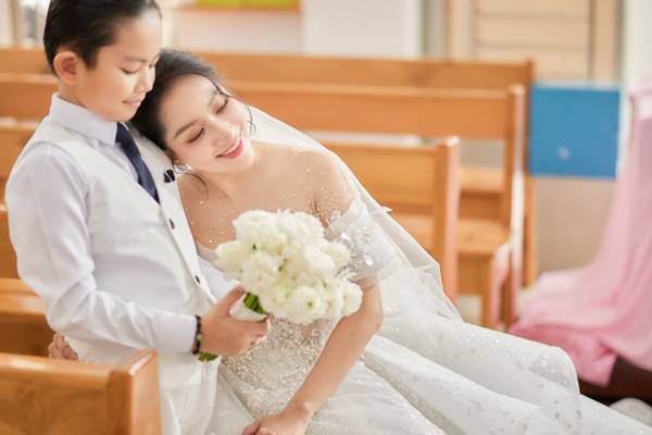 Đám cưới tại nhà thờ của Khánh Thi - Phan Hiển: Cô dâu bật khóc nói điều khiến ai cũng xót xa - Ảnh 9.