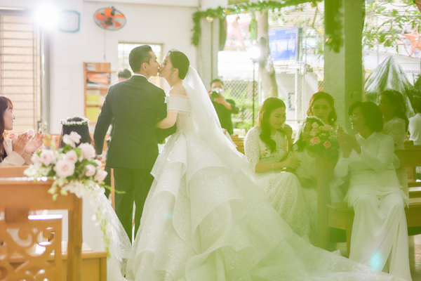 Đám cưới tại nhà thờ của Khánh Thi - Phan Hiển: Cô dâu bật khóc nói điều khiến ai cũng xót xa - Ảnh 11.