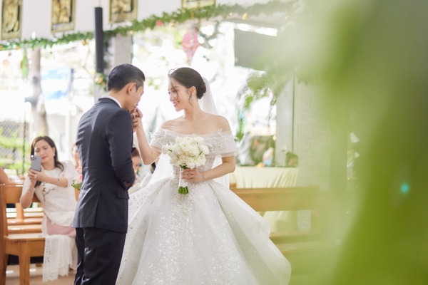 Đám cưới tại nhà thờ của Khánh Thi - Phan Hiển: Cô dâu bật khóc nói điều khiến ai cũng xót xa - Ảnh 13.