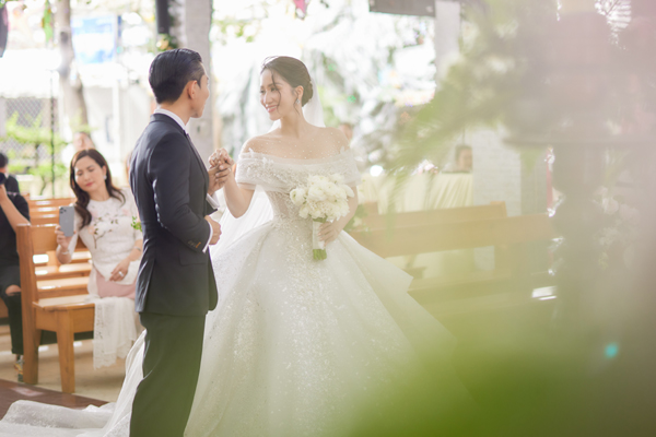 Đám cưới tại nhà thờ của Khánh Thi - Phan Hiển: Cô dâu bật khóc nói điều khiến ai cũng xót xa - Ảnh 12.