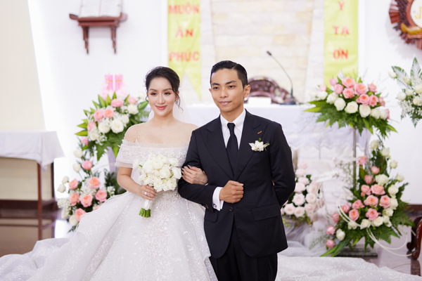 Đám cưới tại nhà thờ của Khánh Thi - Phan Hiển: Cô dâu bật khóc nói điều khiến ai cũng xót xa - Ảnh 8.