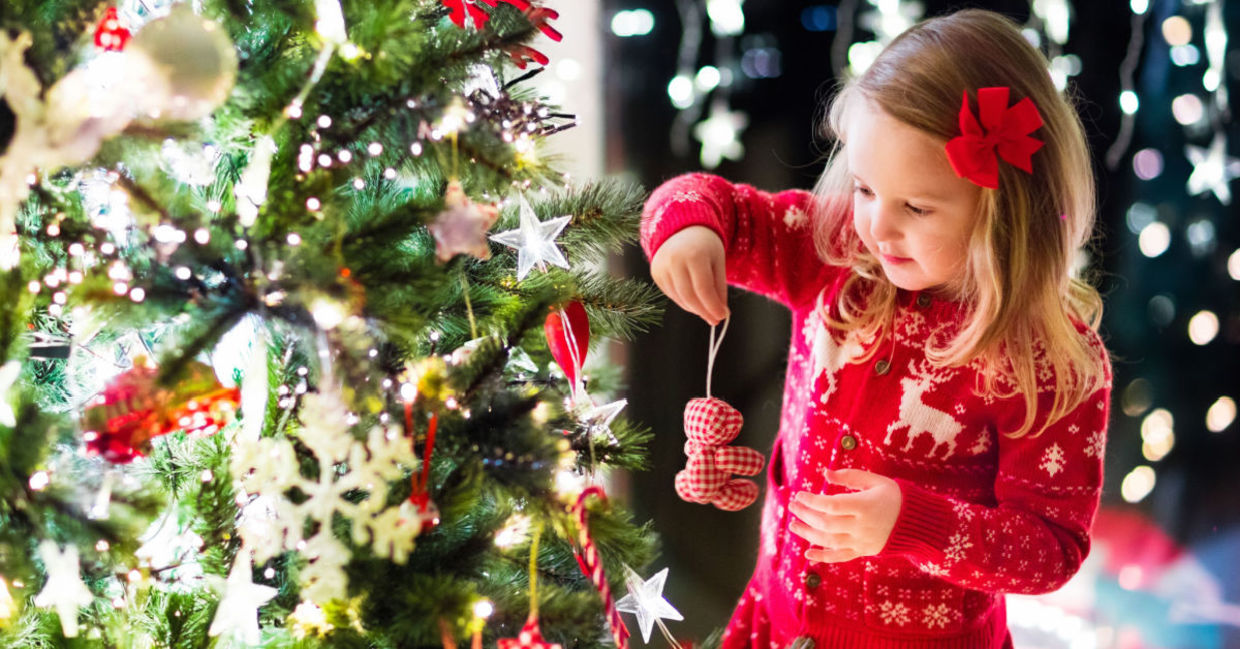 Trang trí nhà cửa Noel hạnh phúc mang lại cho chúng ta không khí đầy ấm áp và tình yêu thương. Nhìn thấy những đèn Noel tinh tế và bộ trang trí đầy màu sắc, bạn sẽ cảm nhận được tình yêu thương và sự kính trọng với mùa lễ hội này. Hãy để những hình ảnh này đưa bạn đến một thế giới đầy màu sắc và niềm vui.